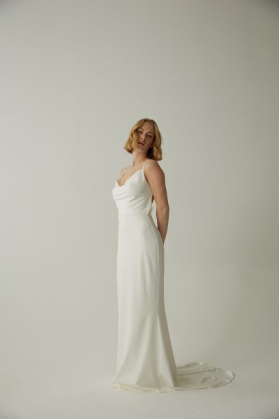 Kleid aus Satin mit Schleppe