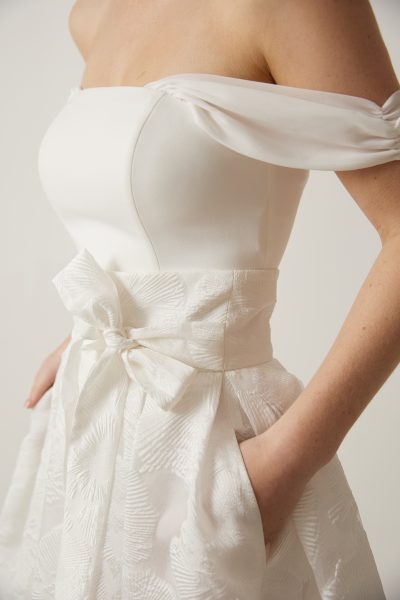 Crepe Corsage mit Chiffon