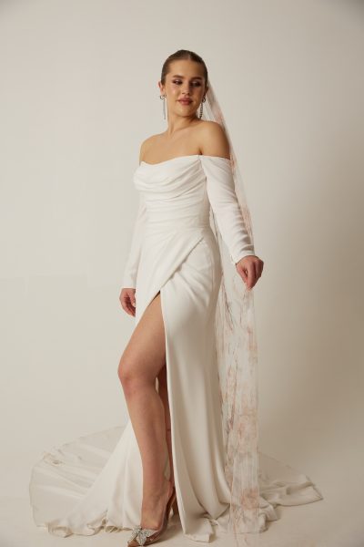 Off-Shoulder Kleid aus Crepe mit Schlitz