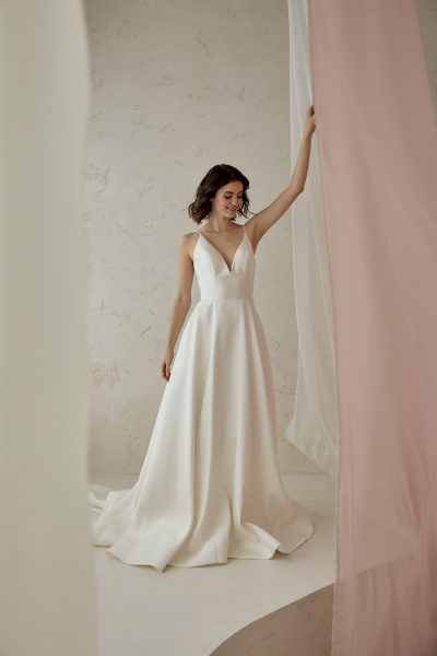 Kleid aus Mikado mit Spaghettiträgern