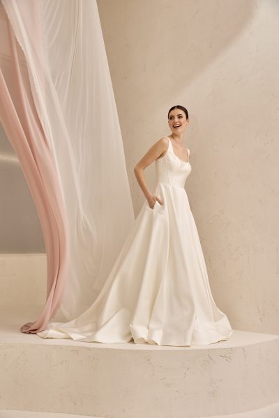 Kleid aus Mikado mit Schleppe