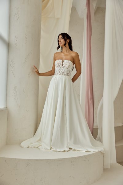 Kleid aus Satin mit Spitzenoberteil