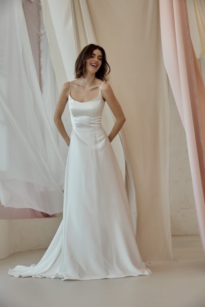 Kleid aus Satin mit Spaghettiträgern