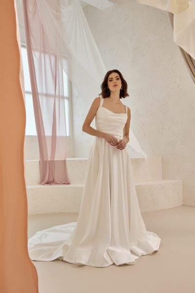 Kleid aus Satin mit Perlendetail