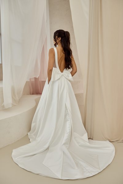 Kleid aus Satin mit Schleppe und Schleife