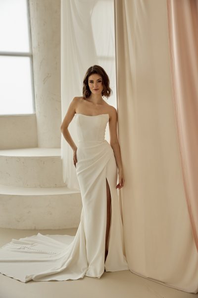 Corsagenkleid aus Crepe mit Schlitz