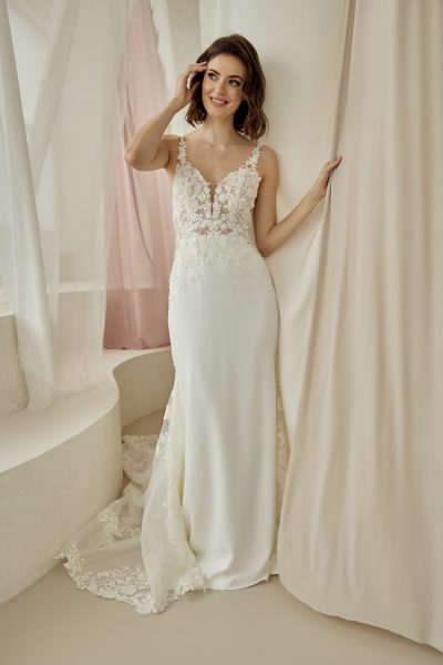 Kleid aus Crepe mit Spitze