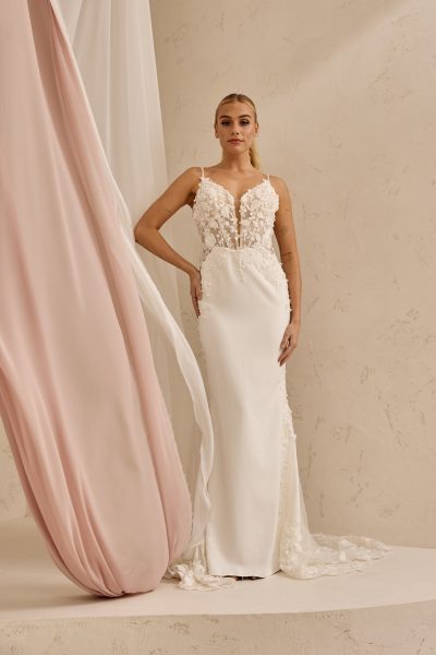 Kleid aus Crepe mit Spitze