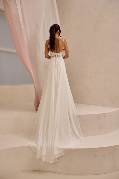 Kleid aus Chiffon und Spitzendetail am Rücken