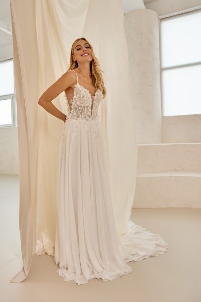 Kleid aus Chiffon mit Spitzentop und Schlitz