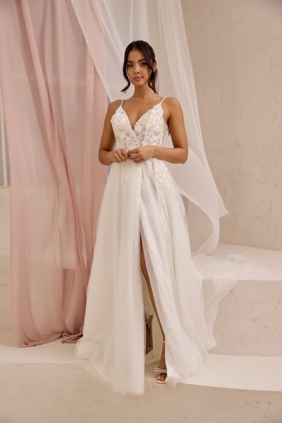 Kleid aus Tüll mit V-Neck und Schlitz