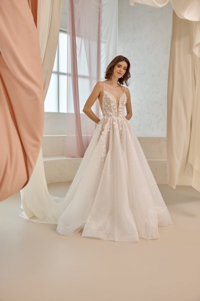 Kleid aus Glitzertüll und 3D Blüten mit Schlitz