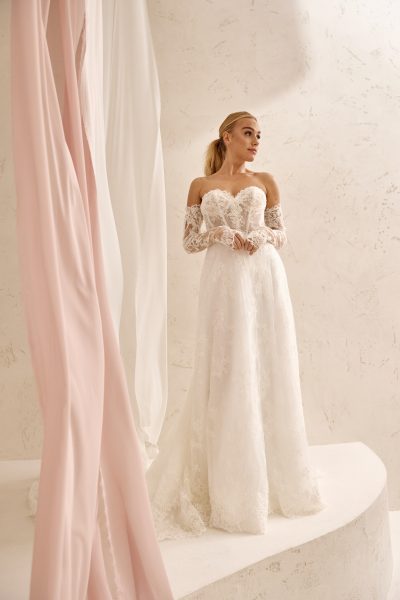 Kleid aus Spitze mit Ärmeln