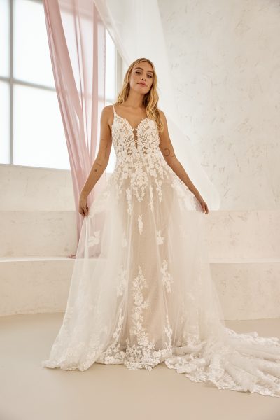 Kleid mit besticktem Tüll und FitandFlare Unterrock