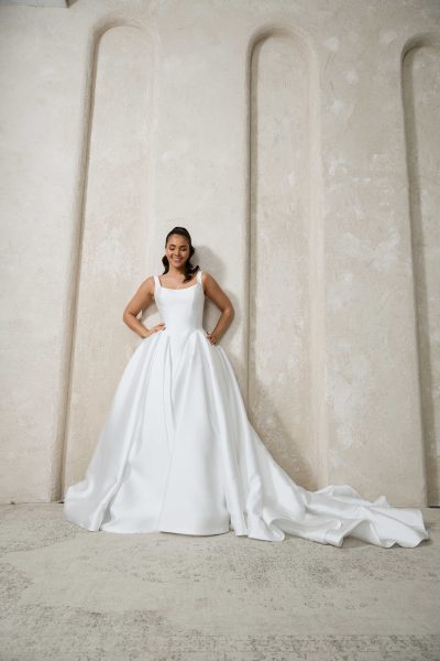 Kleid aus Light Mikado mit Trägern