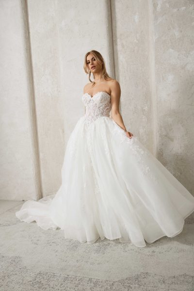 Kleid aus Spitze/Tüll mit Corsage