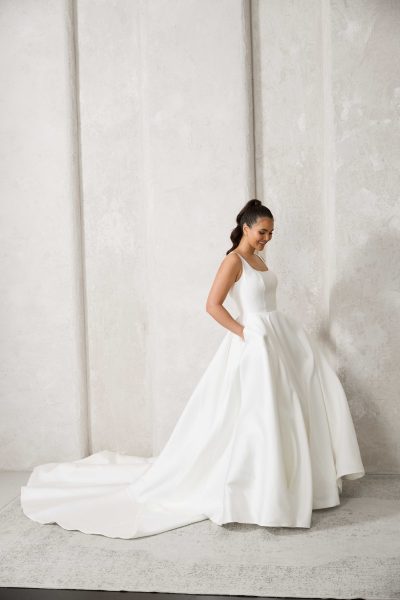 Kleid aus Mikado mit Trägern