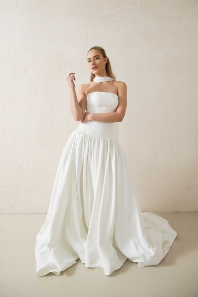 Kleid aus Satin mit Schal
