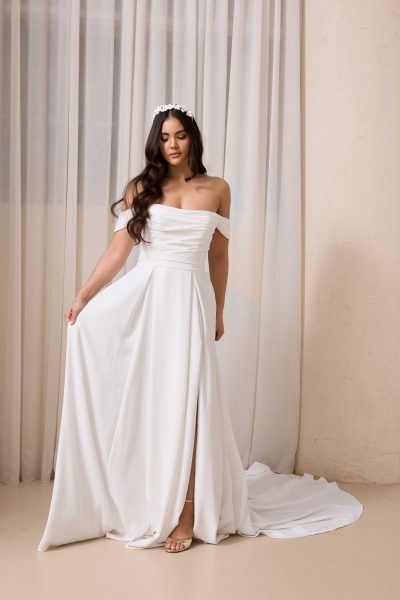 Kleid aus Crepe mit Carmenträgern